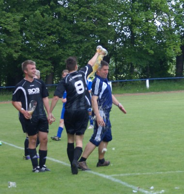 Bierdusche zum Gewinn der Meisterschaft